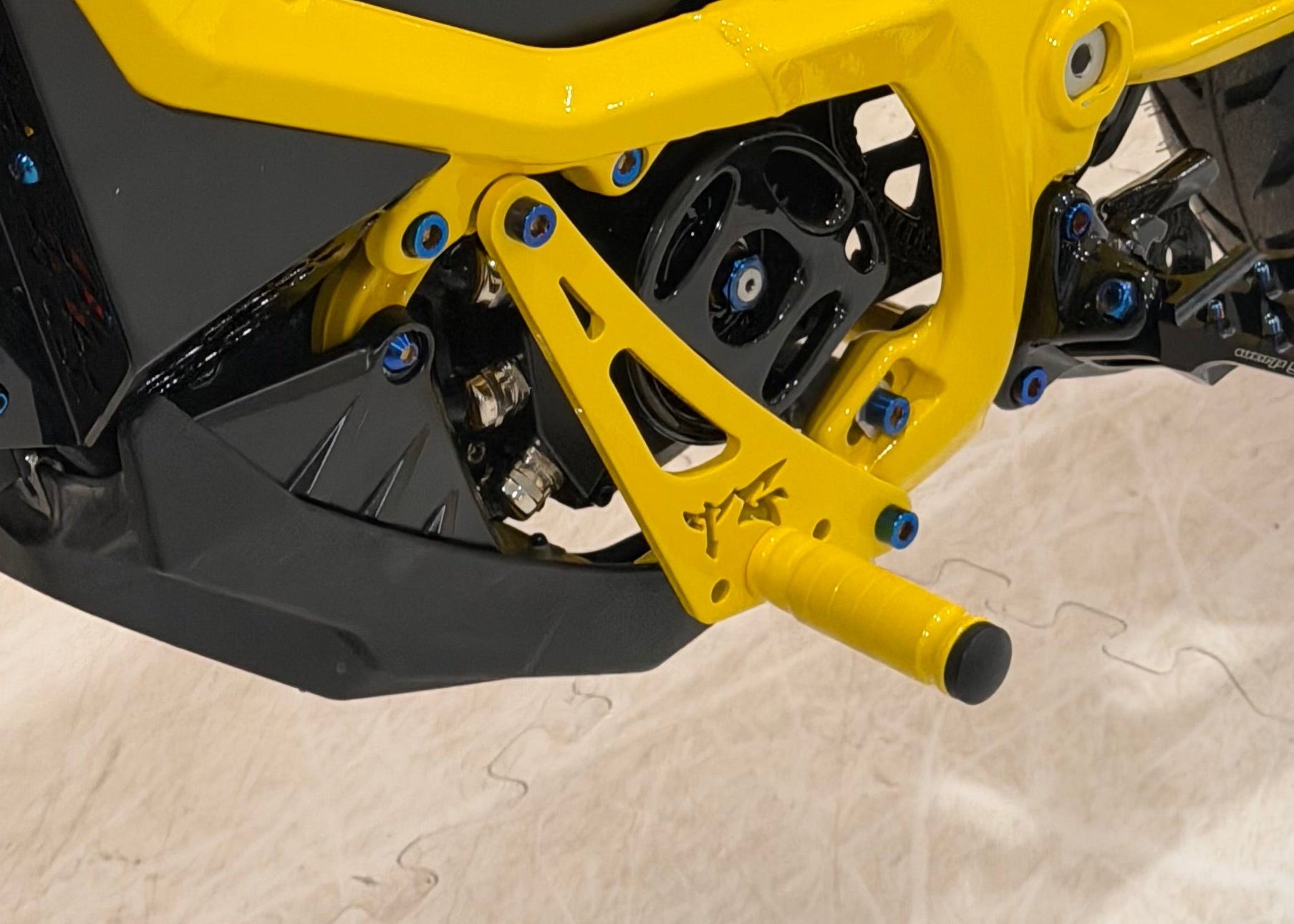 Ultra Bee Shift Lock